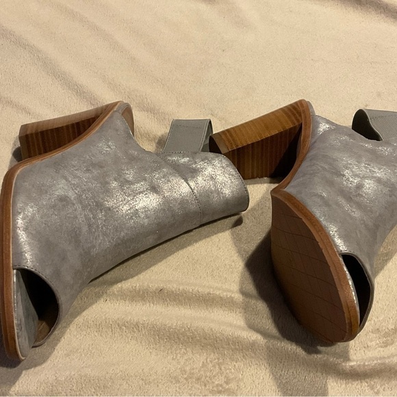 DONALD Pliner Khloe Metallic Silver Peep Toe Sandals Booties S… - Picture 4 of 7